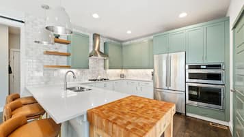 House, Multiple Beds, Patio, Garden View (368 Pascal St.) | Private kitchen | Fridge, microwave, oven, stovetop