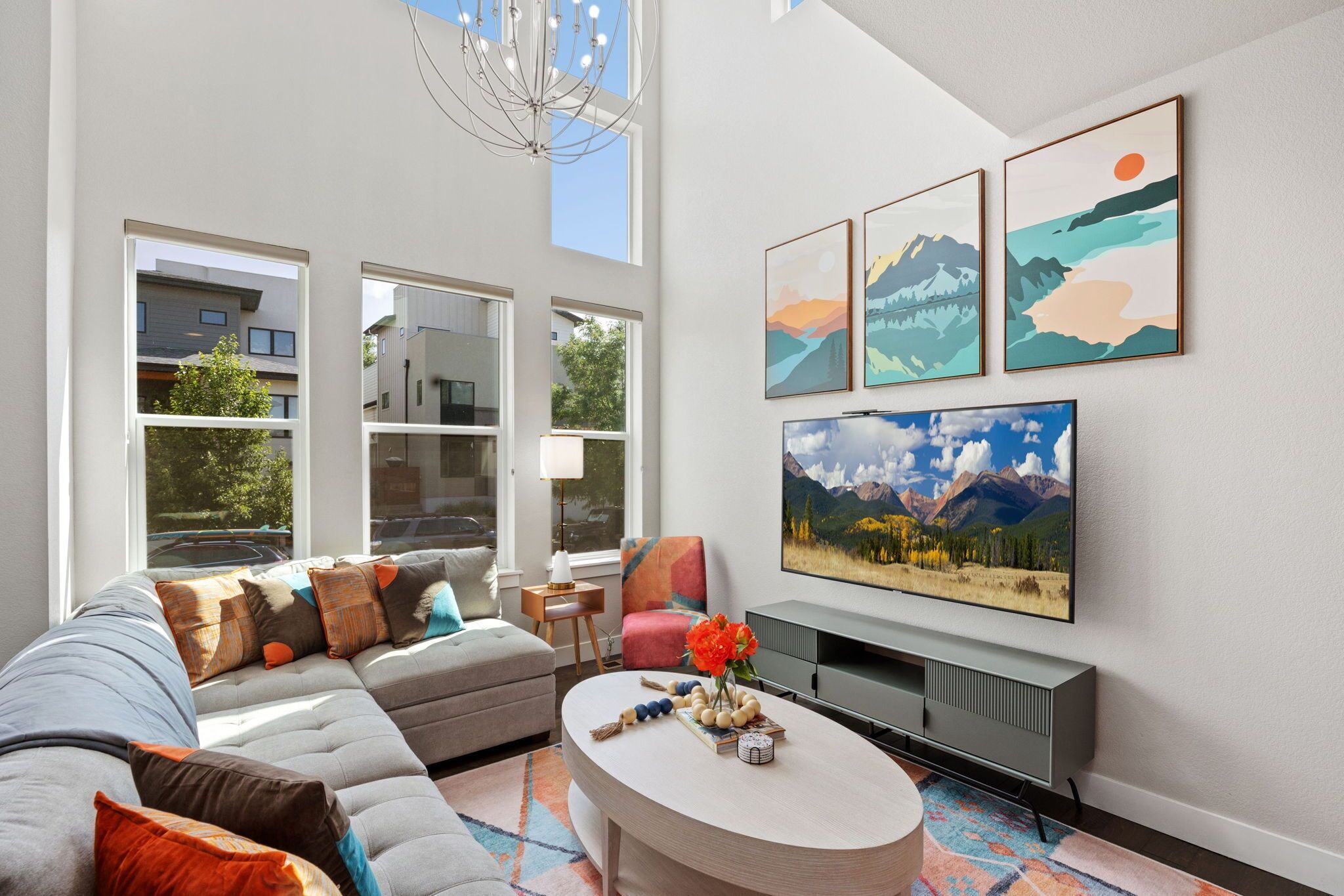 40-inch TV with digital channels, fireplace