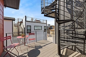 Terrace/patio - Upbeat Retreat Enjoy Bikes, Brews and Mtn Peaks! (Fort Collins)