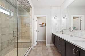 Hus, flere senger, terrasse, hageutsikt (368 Pascal St.) | Bad | Designertoalettartikler
