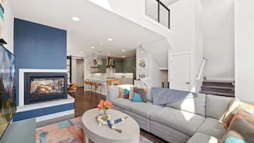 House, Multiple Beds, Patio, Garden View (368 Pascal St.) | Living area