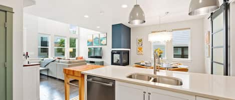 House, Multiple Beds, Patio, Garden View (368 Pascal St.) | Interior