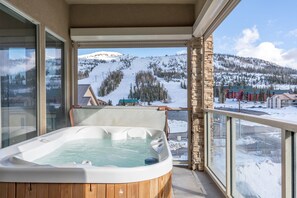Outdoor spa tub - 3min Walk to Ski Lift*Hot Tub*Epic Kids Room*Views (Brian Head)
