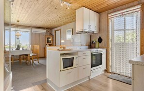 Fridge, oven, stovetop, dishwasher - 3 bedroom lovely home in Bogense (Bogense)