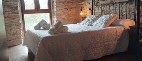 2 bedrooms, iron/ironing board, bed sheets