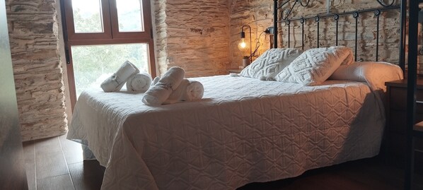 2 habitaciones, tabla de planchar con plancha y ropa de cama 