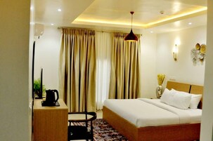 Decoración personalizada y espacio para trabajar con laptop 