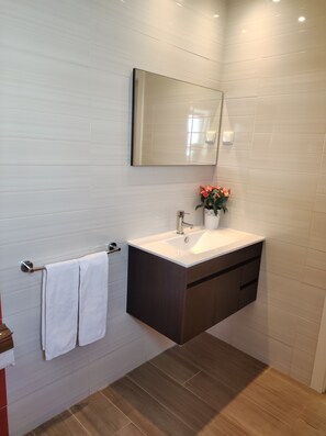 Doccia, asciugamani, carta igienica