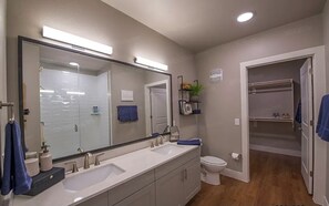 Ducha, toallas, jabón, shampoo