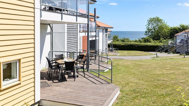 Une maison moderne dotée d’une terrasse et offrant une vue sur la mer.