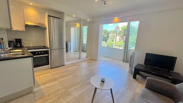 Coffee/tea maker, fridge, oven