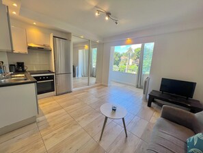 Kühlschrank, Ofen, Wasserkocher mit Kaffee-/Teezubehör