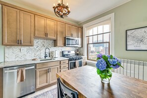 Fridge, microwave, oven, stovetop - Albany Vacation Rental w/ State Capitol Views! (Albany)