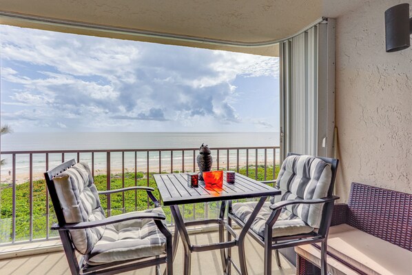 Outdoor dining - Oceanfront Fort Pierce Condo: Pool & Beach Access! (Fort Pierce)