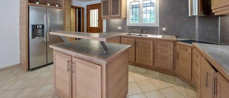 Réfrigérateur, four, plaque de cuisson, lave-vaisselle