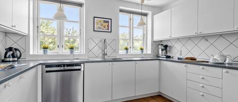 Jääkaappi, uuni, liesi, astianpesukone