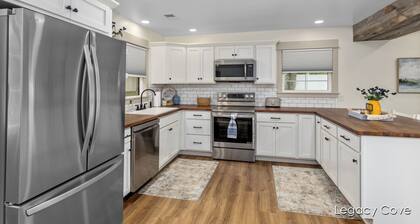 Gorgeous Cottage on Wabasis Lake. Pontoon included & pet friendly!