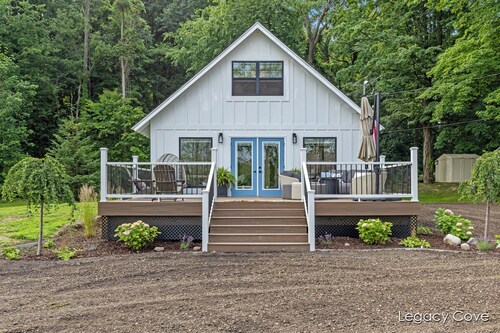 Cottage on Wabasis Lake. Pets welcome. Pontoon, kayaks, SUP boards, hot tub! 