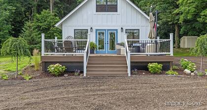 Cottage on Wabasis Lake. Pets welcome. Pontoon, kayaks, SUP boards, hot tub!