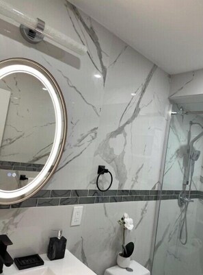 Dusche, Haartrockner, Handtücher, Seife