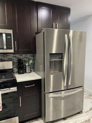 Fridge, microwave, oven, stovetop - Pk’s Residence (Roosevelt)