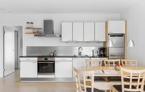 Frigorífico, placa de cocina, lavavajillas y cafetera o tetera