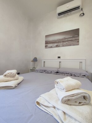 2 bedrooms, WiFi, bed sheets - Accommodation Alfa-Green Attic centrally located 5 minutes from the station and port (Civitavecchia)