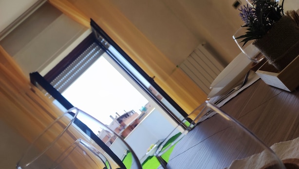 Una mesa de comedor con varias copas de vino y un cuchillo.