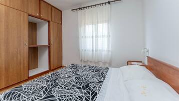 3 bedrooms, travel cot, free WiFi, bed sheets