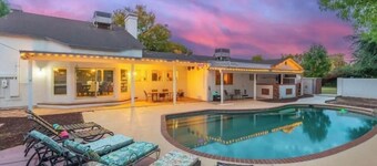 Half acre 5 bedroom 4 bath farmhouse. Huge Yard, Arcade, Firepit, Pool Phoenix!!