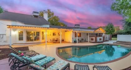 Half acre 5 bedroom 4 bath farmhouse. Huge Yard, Arcade, Firepit, Pool Phoenix!!