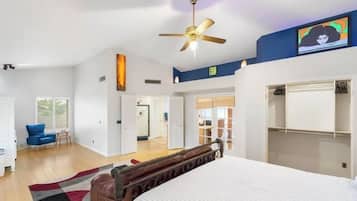 5 bedrooms, desk, iron/ironing board, travel crib
