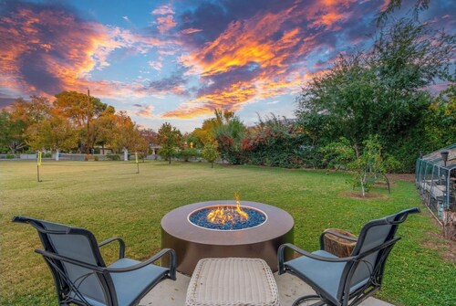 Half acre 5 bedroom 4 bath farmhouse. Huge Yard, Arcade, Firepit, Pool Phoenix!!