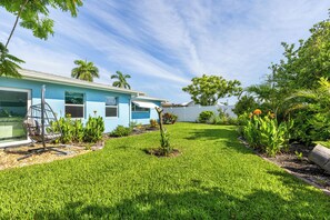 Property grounds - Charming 2-bedroom house with WiFi, AC in lovely Cape Coral (Cape Coral)