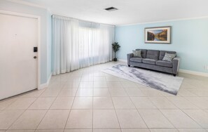 Interior - Charming 2-bedroom house with WiFi, AC in lovely Cape Coral (Cape Coral)