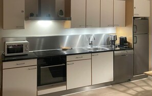 Refrigerador, parrilla de estufa, lavavajillas y cafetera y tetera 