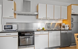 Fridge, stovetop, dishwasher, coffee/tea maker - Gudhjem Søpark Lejl. 56 (Gudhjem)