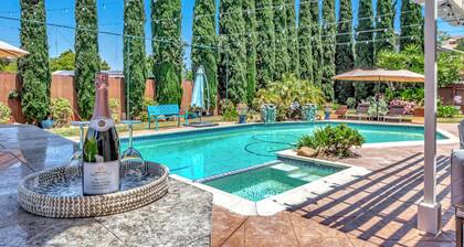 Tropical Bliss - Large Pool and Spa, Game Room, 12 min to dwntwn and King Beds!
