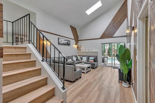 Tropical Bliss - Large Pool and Spa, Game Room, 12 min to dwntwn and King Beds!