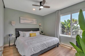 5 bedrooms, desk, iron/ironing board, travel cot - Tropical Bliss - Large Pool and Spa, Game Room, 12 min to dwntwn and King Beds! (San Diego)