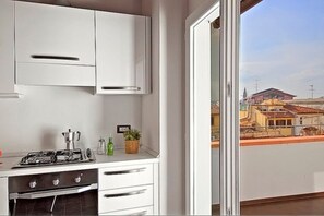 Frigorífico, microondas, horno y placa de cocina