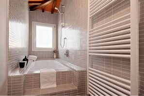 Douche, sèche-cheveux, bidet