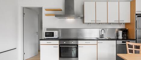 Frigorifero, piano cottura, lavastoviglie, macchina per tè/caffè