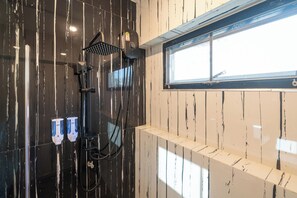Douche, articles de toilette gratuits, sèche-cheveux, chaussons