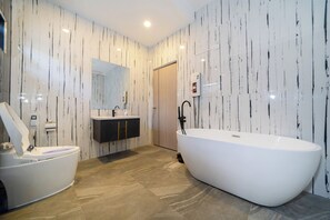 Suihku, ilmaiset hygieniatuotteet, hiustenkuivaaja, tohvelit