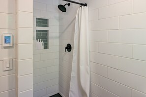 Regadera, amenidades de baño ecológicas, secadora de cabello, toallas 