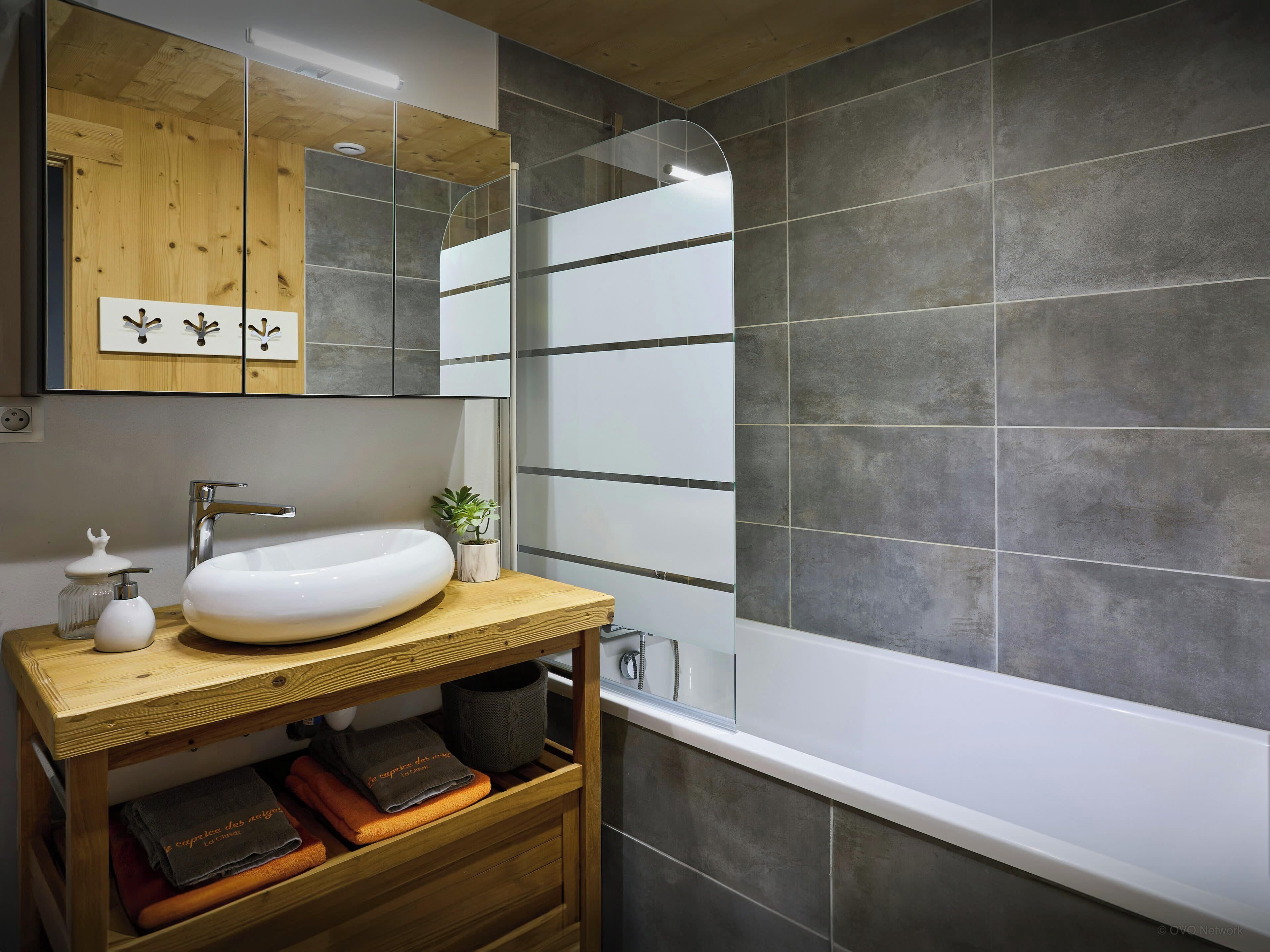 Douche, séchoir à cheveux, serviettes fournies