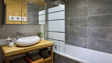 Douche, séchoir à cheveux, serviettes fournies