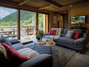 Una televisión, una chimenea, un reproductor estéreo