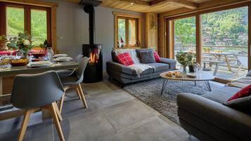 Televisión, chimenea, estéreo